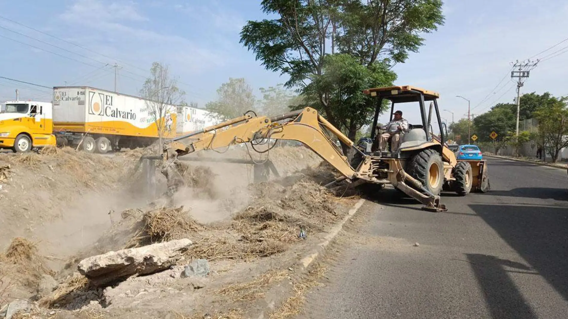 La Dirección de Servicios Públicos Municipales llevó a cabo la limpieza y desazolve del Dren de Valsequillo